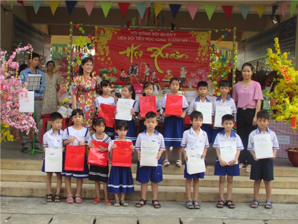 Trao quà tết cho các em có hoàn cảnh khó khăn